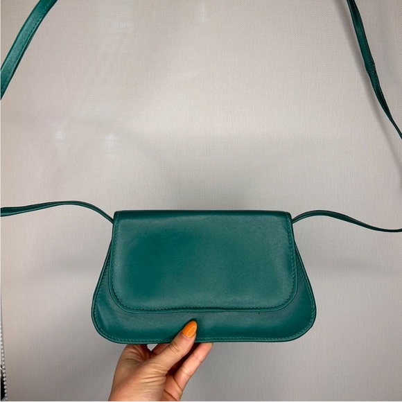 Elegant Green Leather Crossbody Bag - Picture 6 of 6